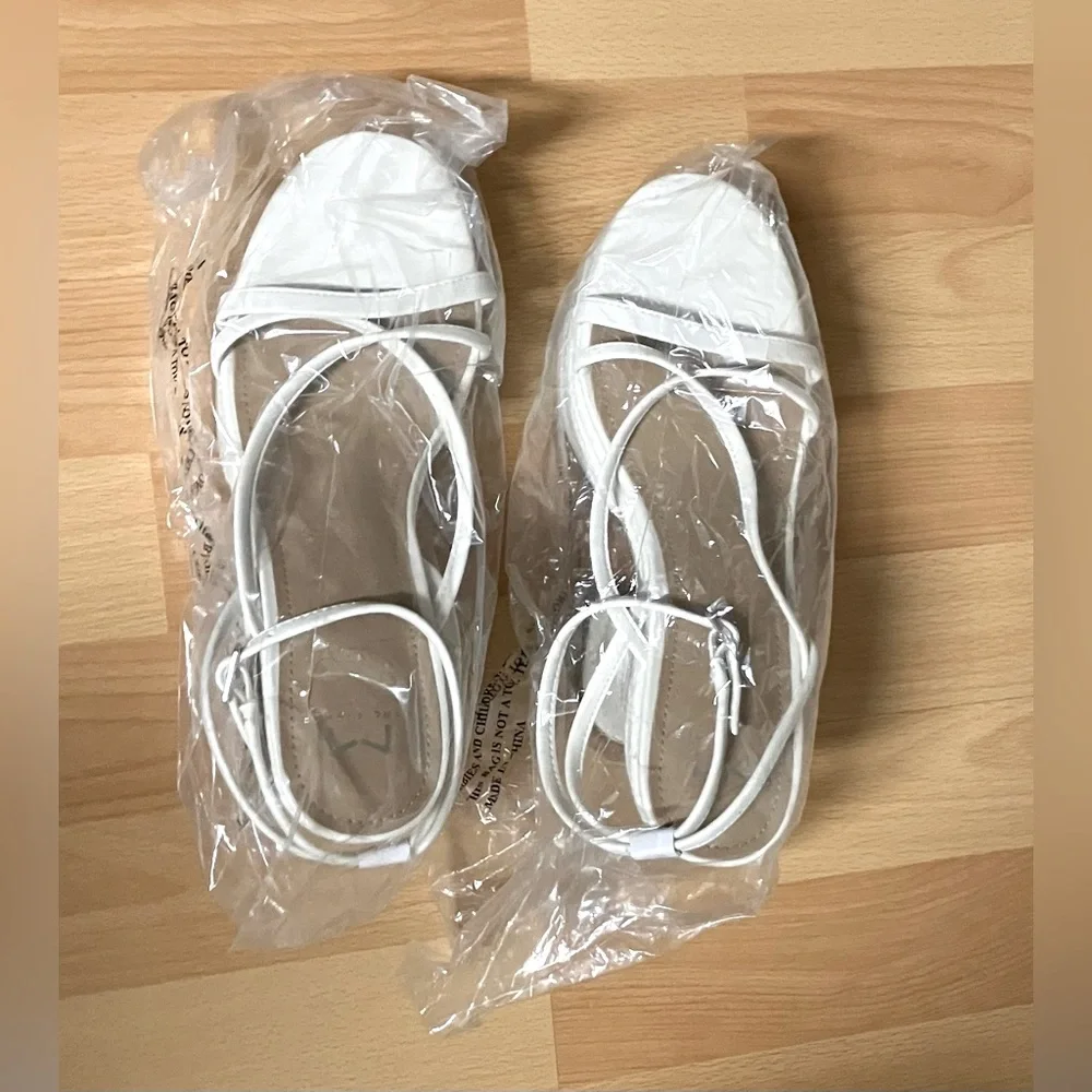 MARC FISHER Ivory Strappy/Buckle Platform Sandals Size 8